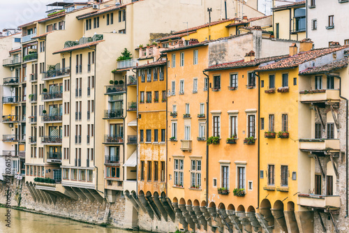 Alte Hausfassaden am Ufer des Arno in Florenz, Italien © franzeldr