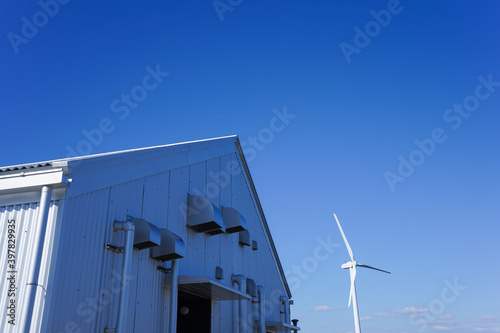 風力発電機と倉庫 © maroke