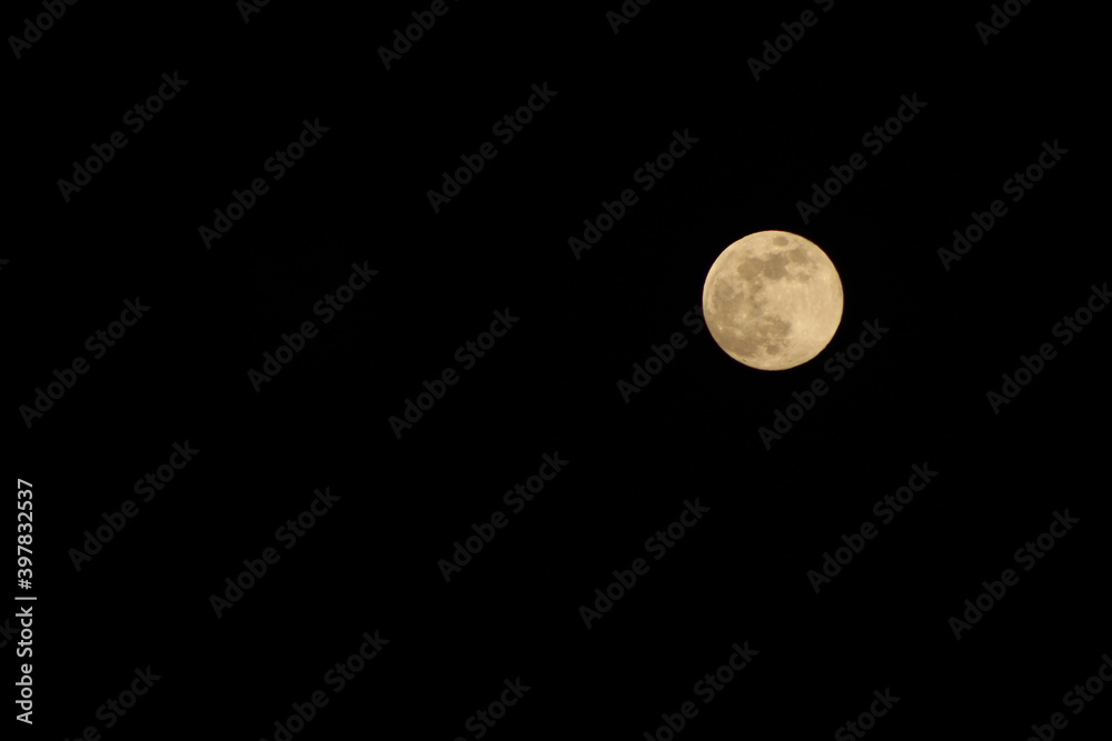 Acercamiento a. la luna con detalles de cráteres Acercamiento a. la luna con detalles de cráteres