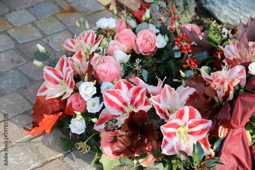 Exotischer Trauerkranz mit Amaryllis und Rosen in Rosa photo