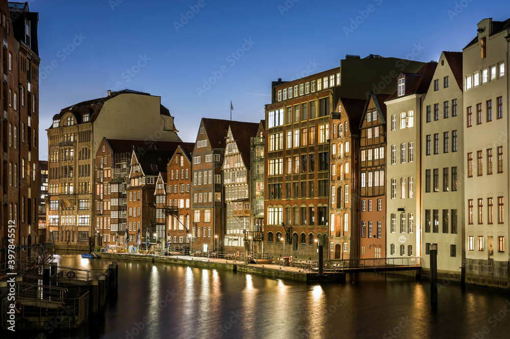 Historischer Hafen Hamburg am Abend