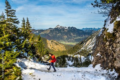 Frau wandert im Mangfallgebirge photo
