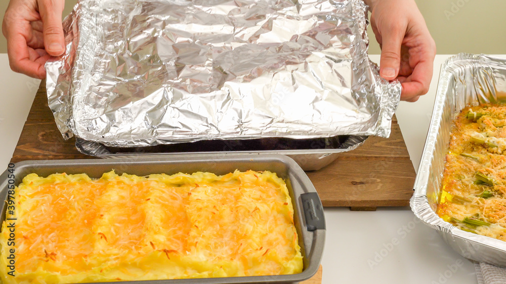 Foto de Chef taking off aluminum foil. Spicy marinated turkey legs cooked in a disposable bake