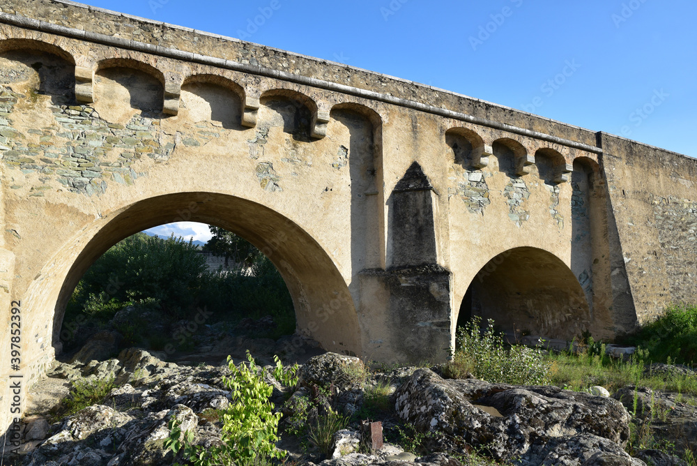 Arches du pont génois de Ponte Leccia en Corse