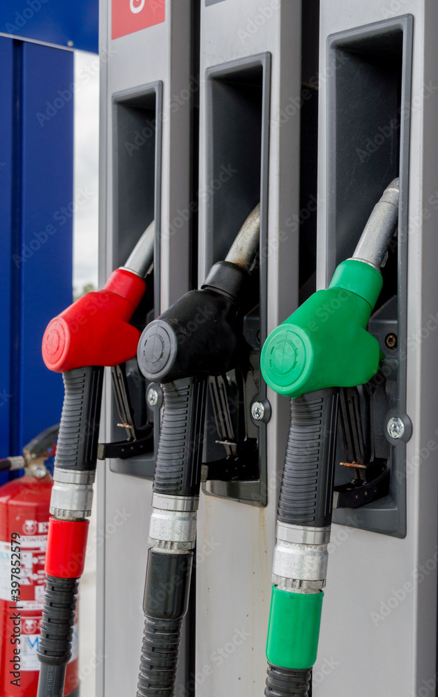 Mangueras de un surtidor de combustible diesel y gasolina Mangueras de un surtidor de combustible diesel y gasolina