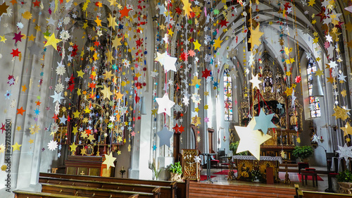 Weihnachtssterne in der Kirche in Velden