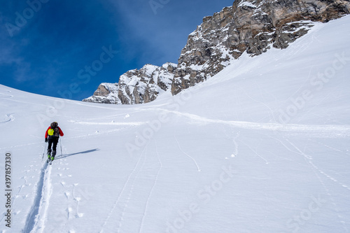 Inverno. Sci alpinista in salita nella neve fresca