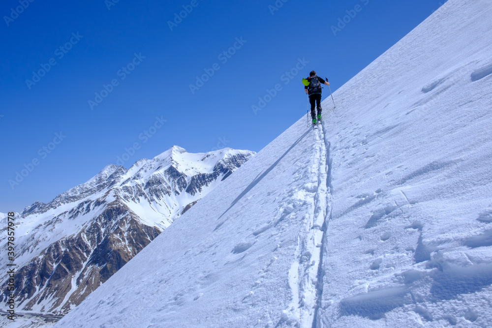 Scialpinista in salita verso il Pizzo dell'Uomo, Lucomagno, Svizzera