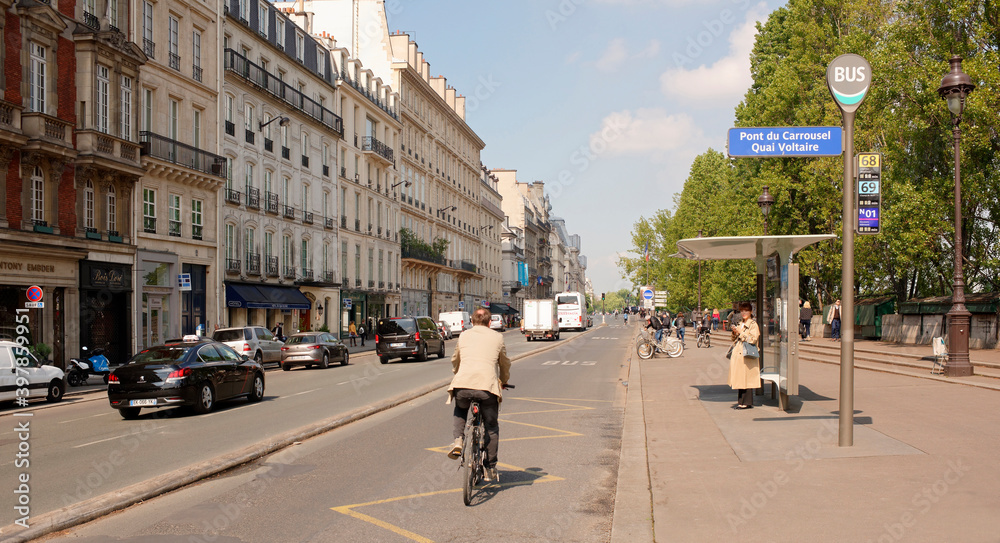 According to the Quai Voltaire moving pedestrians, cyclists and cars