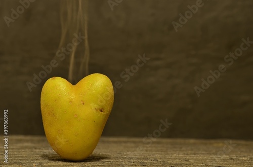 heiße  Kartoffel in Herzform gewachsen