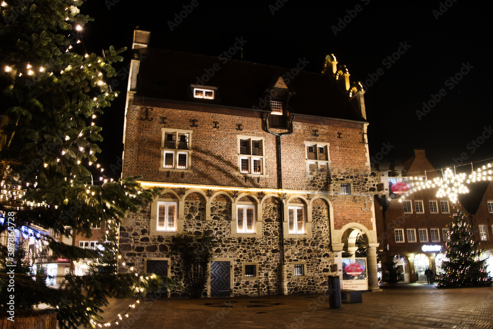 Naklejka premium Innenstadt Meppen mit historischem Rathaus - City of Meppen Germany and historic city hall 