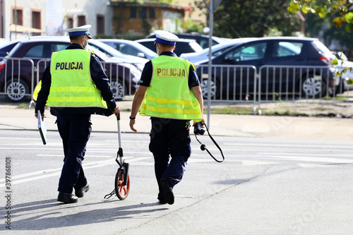 Policjanci ruchu drogowego na zdarzeniu drogowym.