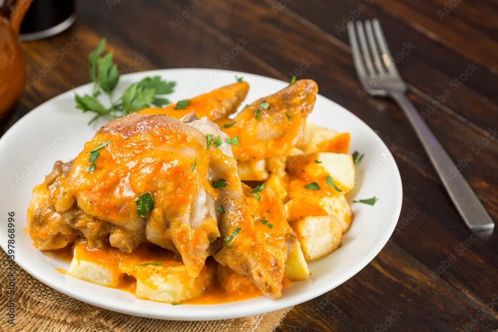 Manos de cerdo en salsa con patatas Manos de cerdo en salsa con patatas