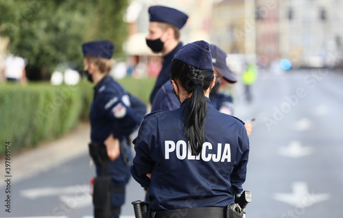 Policjant w maseczce na zabezpieczeniu.  photo