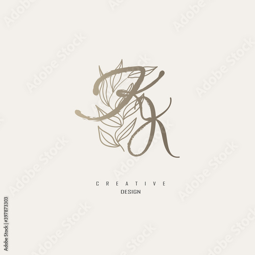 logo kk dengan warna emas, logo terinspirasi dari daun dan kuas.
