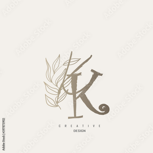 logo kk dengan warna emas, logo terinspirasi dari daun dan kuas.