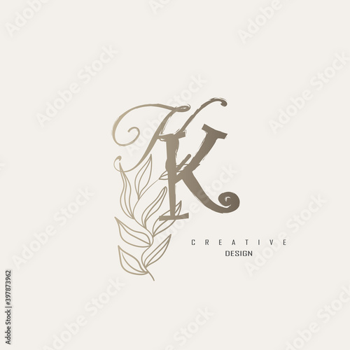 logo kk dengan warna emas, logo terinspirasi dari daun dan kuas.