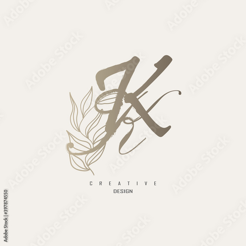 logo kk dengan warna emas, logo terinspirasi dari daun dan kuas.