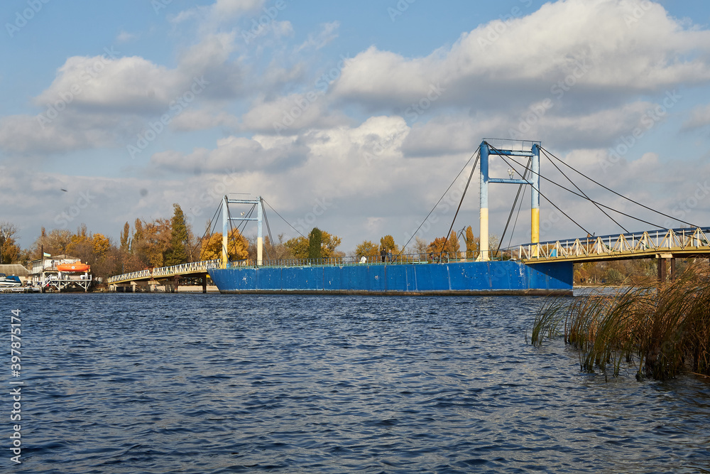 Obraz premium walking bridge over the river