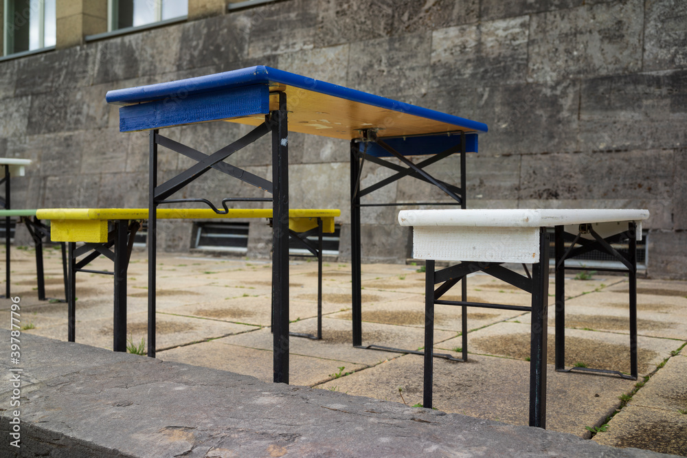 Bunte Biergarnitur im Außenbereich eines Lokals