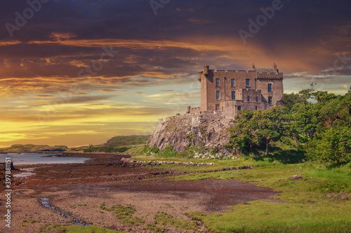 Tablou pe pânză Dunvegan Castle on the Isle of Skye, Scottish Highlands at Loch of Dunvegan, in