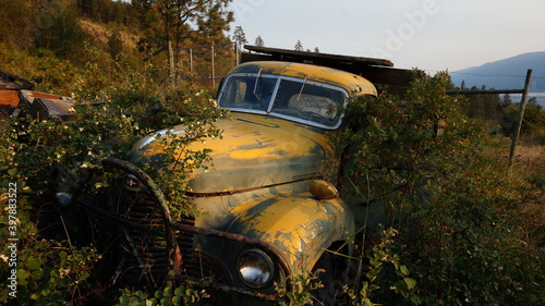 Tableau sur toile Old Abandoned Farm Truck