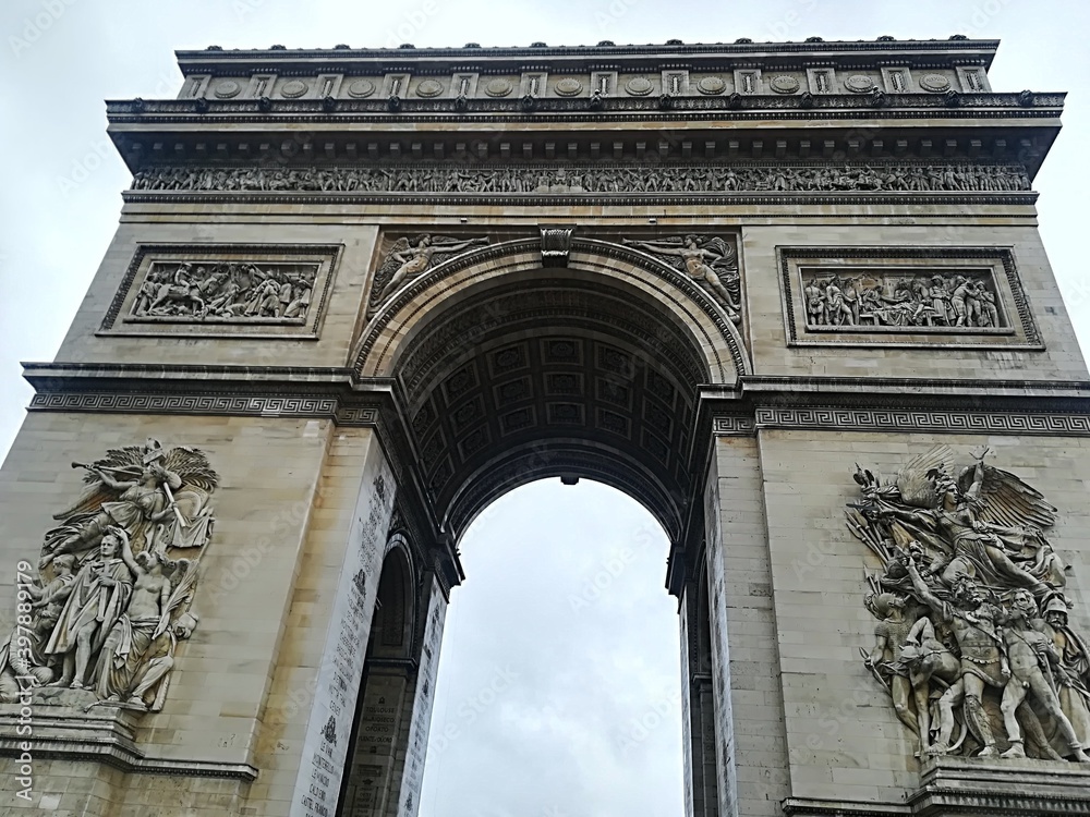 Retrato acercamiento al arco del triunfo en parís Francia