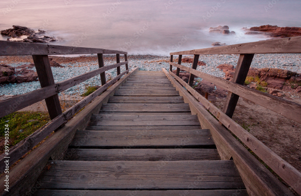 escalier en bois menant à la plage, à la mer
