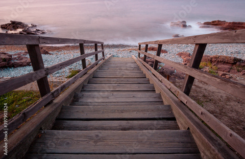 Fototapeta Naklejka Na Ścianę i Meble -  escalier en bois menant à la plage, à la mer