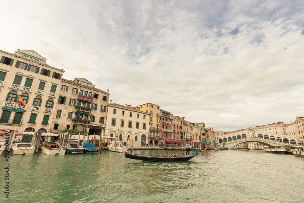 Le grand canal de Venise avec ses gondoles et ses palais majestueux