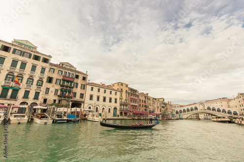 Le grand canal de Venise avec ses gondoles et ses palais majestueux © jef 77