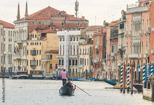 Le grand canal de Venise avec ses gondoles et ses palais majestueux