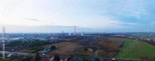Panoramiczny widok na komin fabryki rejonu przemysłowego i pola uprawne późną jesienią, Gorzów Wielkopolski