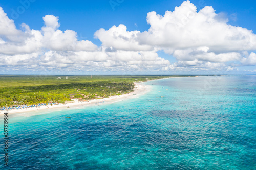 Espectacular vista aérea panorámica de una paradisiaca playa del caribe mexicano en Tulum, con el mar azul turquesa y un nublado cielo azul como fondo photo