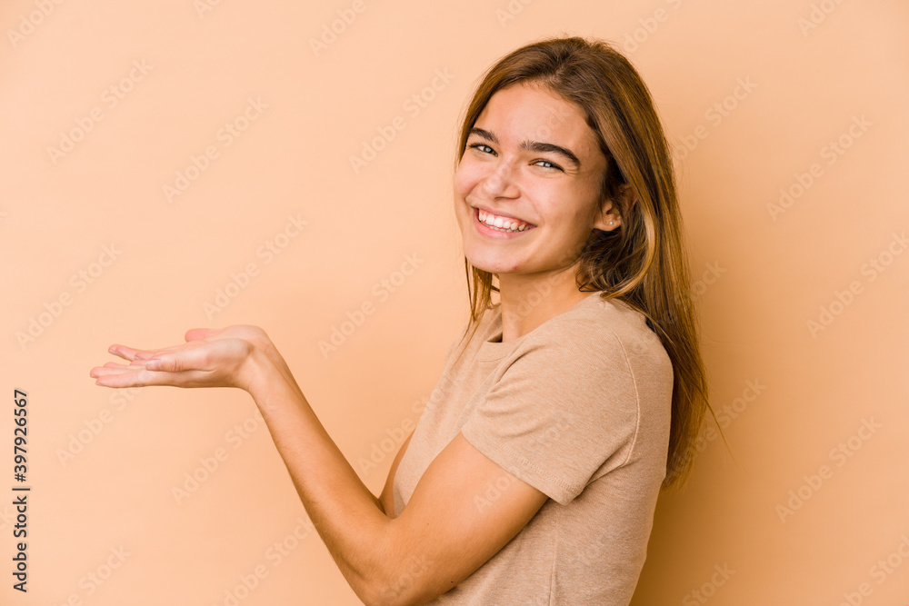 Obraz premium Young skinny caucasian teenager girl holding a copy space on a palm.