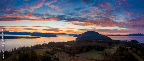 Panel kuchenny z motywem Sunrise Over Lummi Island in the Salish Sea. A dramatic autumnal sunrise over the Bellingham area including the Lummi Indian Reservation and the San Juan Islands to the south.