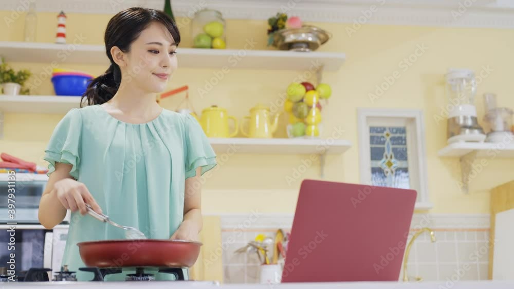 パソコンを見ながら料理する女性 レシピ動画 レシピサイト パソコンを見ながら料理する女性 レシピ動画 レシピサイト