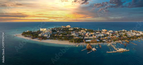 Obraz na plátne full image of isla mujeres island during sunset