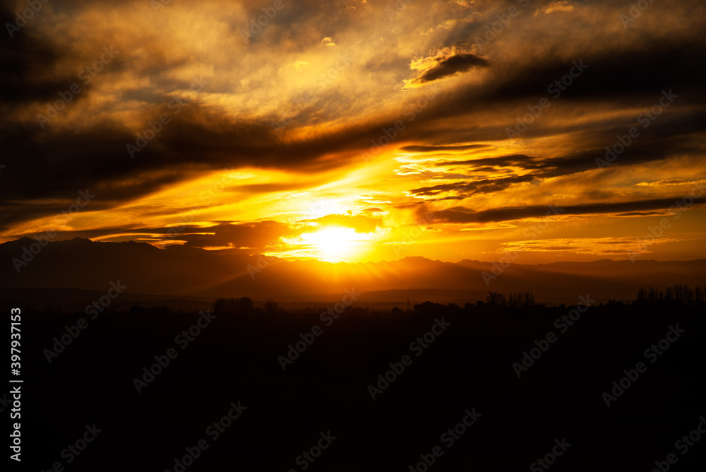 Obraz premium Atardecer amarillo en las montañas de Mendoza