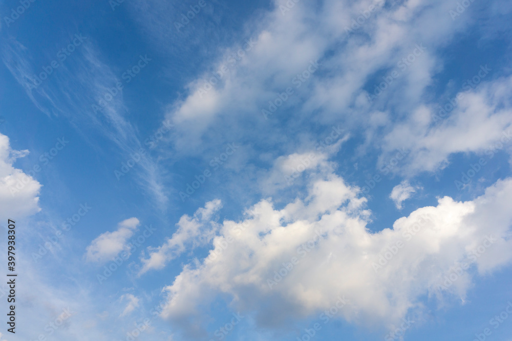 Fototapeta premium błękitne niebo z chmurami