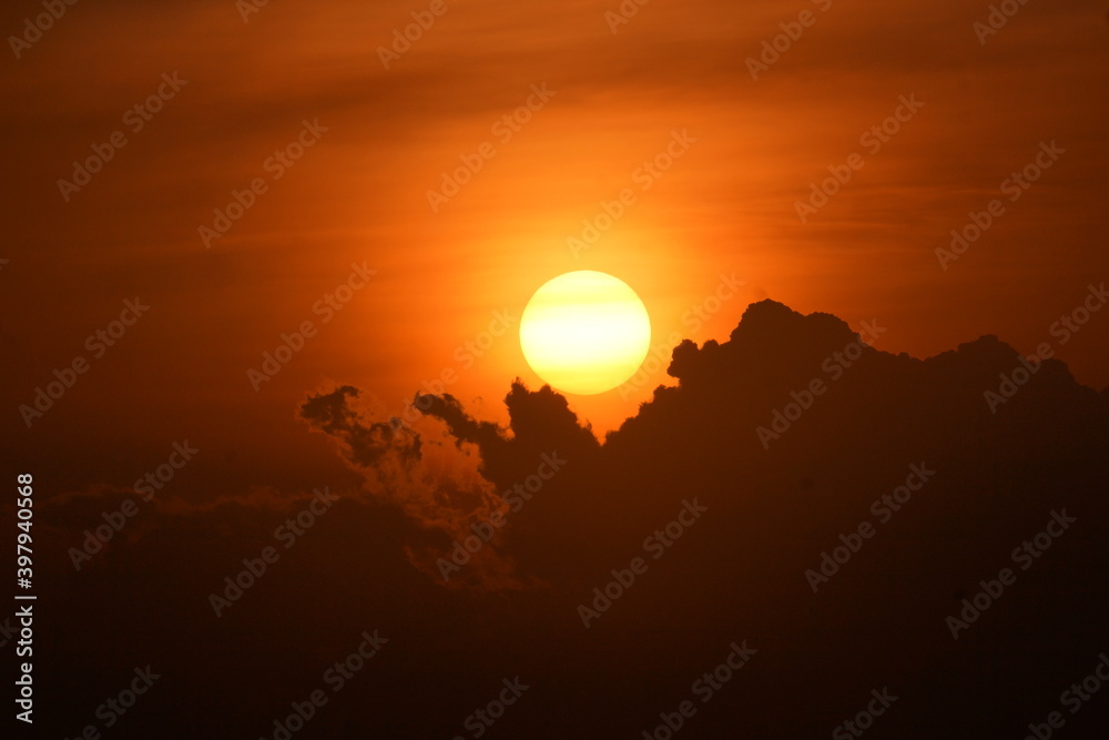 Obraz premium Orange sunrise setting sky on fire