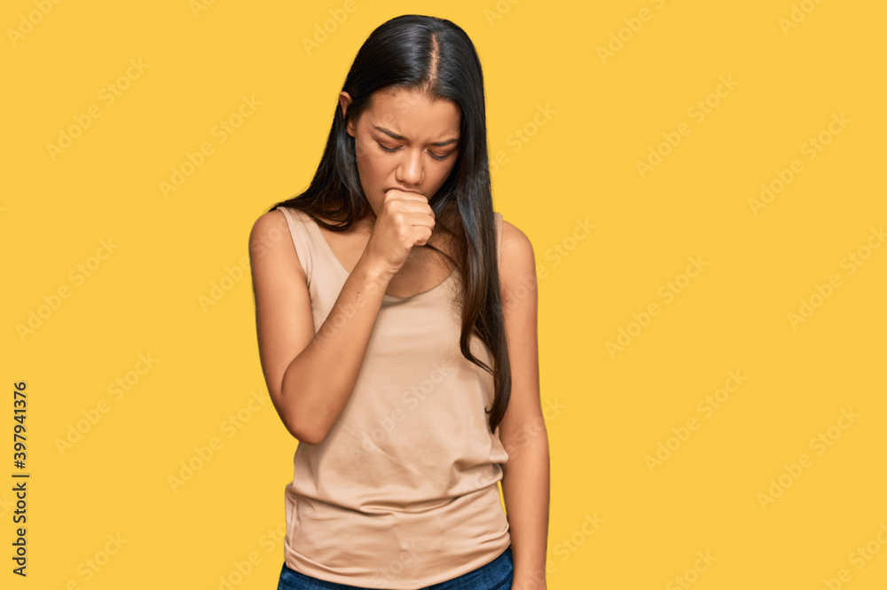 Obraz premium Beautiful hispanic woman wearing casual clothes feeling unwell and coughing as symptom for cold or bronchitis. health care concept.