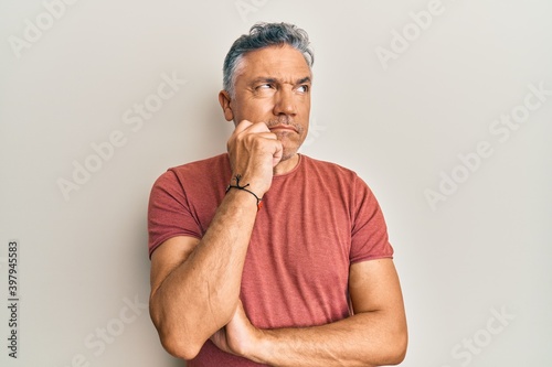 Obraz na plátně Handsome middle age mature man wearing casual clothes thinking concentrated abou