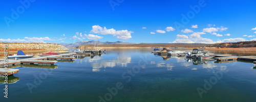 Foto Panoramic view of Crowley lake Marina in Sierra Nevada Mountains