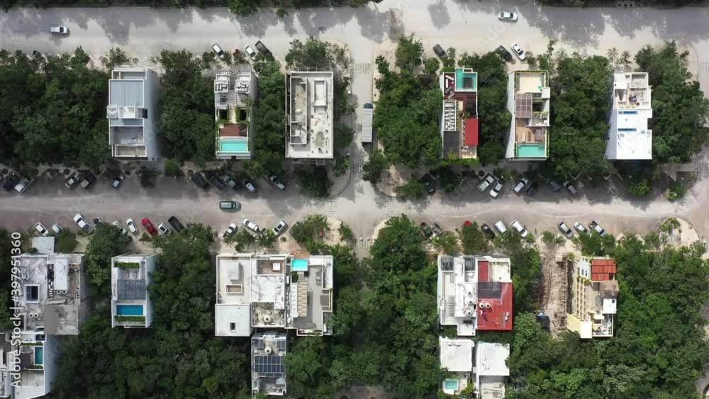 Vista aérea cenital sobre la zona de usos mixtos, residencial y comercial, del desarrollo habitacional Aldea Zama en Tulum, México