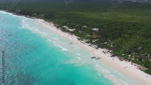 Vista aérea de la densa jungla y selva en el caribe mexicano, el drone sobre el mar azul turquesa frente a Playa Paraíso en Tulum, Quintana Roo