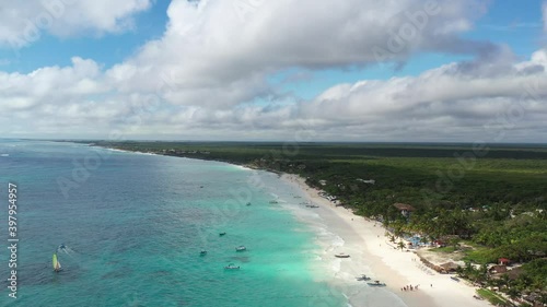 Vista aérea panorámica sobre Playa Paraíso en Tulum, Quintana Roo, con un cielo azul como fondo