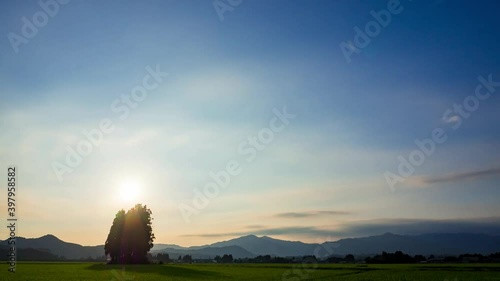 タイムラプス　8月の田園風景　夕日が沈む　グラデーション　自然風景