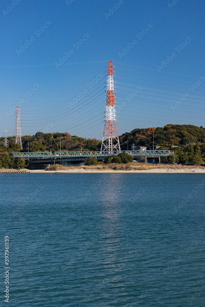 海岸の送電塔の風景