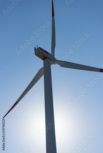 公園にある風力発電機の風景 © zheng qiang